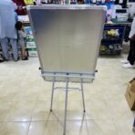 ⁦سبورة ستاند واقفة مع حاملة ورق ارتفاع متحرك مقاس 60*90 سم⁩ - الصورة ⁦3⁩