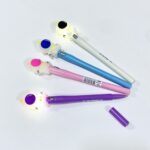 قلم حبر رجل الفضاء مع اضاءة لون ازرق