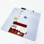 سبورة بيضاء مع تسطير ايام الاسبوع وملاحظات مع خطاط ومغناطيس