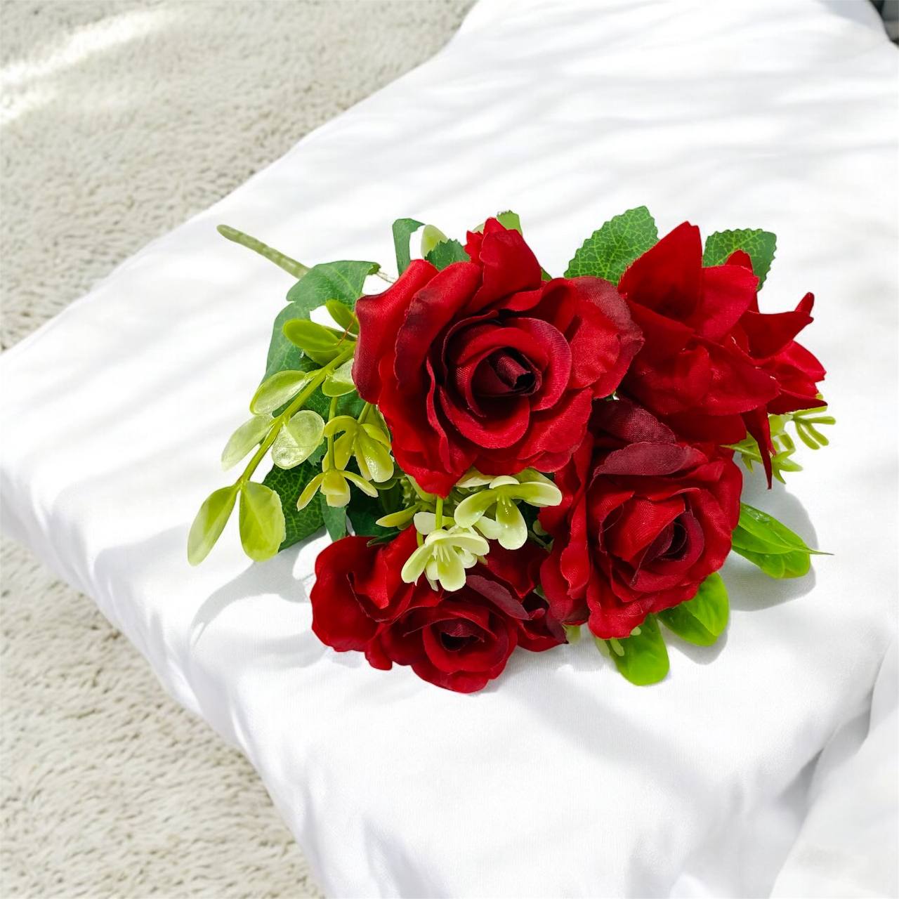 photo_1_2024-10-31_17-07-07 مجموعة ورد أحمر صناعي حجم صغير 4 وردات وع ورق وأغصان - الصورة 1