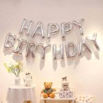 طقم سرب حروف نفخ عيد ميلاد سعيد فضي مع شريط