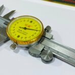 ⁦مسطرة القدمة ذات الورنية لقياس الابعاد الخارجية والداخلية والعمق مع قرص مؤشر⁩ - الصورة ⁦4⁩