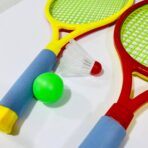 ⁦لعبة مضرب تنس 2 مضارب مع كرة بلاستيك وريشة مع الاصدقاء والعائلة⁩ - الصورة ⁦4⁩