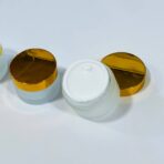 ⁦عبوة زجاجية فاخرة معتمة للكريمات عبوة 30 & 50 مل مع غطاء حماية ومغطة ذهبية⁩ - الصورة ⁦8⁩