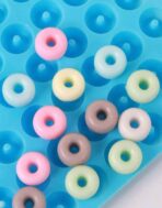 ⁦قالب سيلكون دونات صغيرة مكون من 48 حبة تجويف لعمل الشموع والفواحات العطرية وصابون WFHM77⁩ - الصورة ⁦4⁩