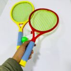 ⁦لعبة مضرب تنس 2 مضارب مع كرة بلاستيك وريشة مع الاصدقاء والعائلة⁩ - الصورة ⁦2⁩