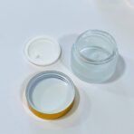 ⁦عبوة زجاجية فاخرة معتمة للكريمات عبوة 30 & 50 مل مع غطاء حماية ومغطة ذهبية⁩ - الصورة ⁦7⁩