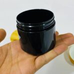 ⁦علب بلاستيك لون اسود غطاء ملون خشبي متعددة الاستعمالات عبوة 100/150 مل⁩ - الصورة ⁦4⁩