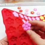 قالب سيلكون بشكل زهرة الاباكو الصغيرة ب 70  تجويف لصنع البخور وشمع المعطر ومع قطعة بستولا هدية WFHM77