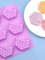 ⁦قالب سيلكون تصميم عسل ونحل 6 فراغات لصنع مكعبات الصابون MA93⁩ - الصورة ⁦2⁩