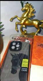 ⁦كفر Hermès ايفون ترند BLACK HORSE مع العلبة الخاصة به باللون البرتقالي هيرمز⁩ - الصورة ⁦2⁩