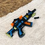 لعبة سلاح ضي و صوت قوي مع رشاش يدور للأطفال مع سير