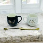 طقم 2 مق كابتشينو فخم بكتابة Miss & Mr  هدية زوجين  داخل علبه افطار صباحي وديكور منزل