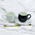 ⁦طقم 2 مق كابتشينو فخم برسمه الأصابع اللامعه مع عبارة love  هدية زوجين داخل علبه , مناسبة لافطار صباحي وديكور منزل⁩ - الصورة ⁦2⁩