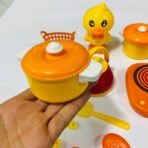 ⁦لعبة طقم مطبخ بطوط اصفر مع لعبة وعدة كاملة⁩ - الصورة ⁦4⁩