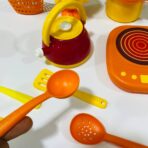 ⁦لعبة طقم مطبخ بطوط اصفر مع لعبة وعدة كاملة⁩ - الصورة ⁦3⁩