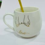 ⁦طقم 2 مق كابتشينو فخم برسمه الأصابع اللامعه مع عبارة love  هدية زوجين داخل علبه , مناسبة لافطار صباحي وديكور منزل⁩ - الصورة ⁦7⁩