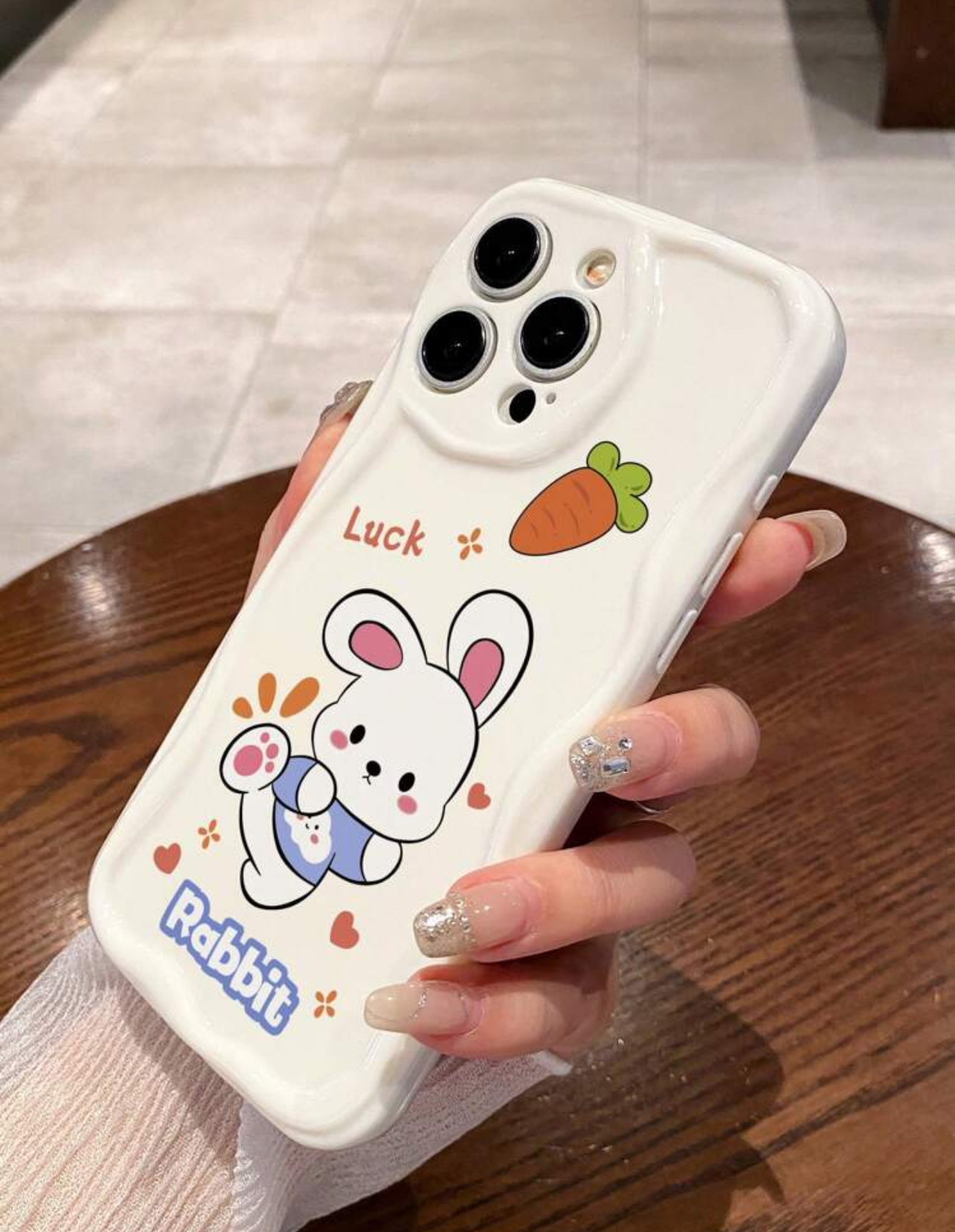 IMG_2860 كفر ايفون طباعة ارنب كرتوني وجزر باللون الابيض من مادة TPU الناعمة WFHM77 - الصورة 1