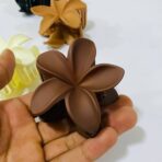 ⁦مساكة شعر ترند الوان كلاسيك شكل وردة⁩ - الصورة ⁦2⁩