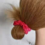 ⁦مجموعة 6 قطع للعناية قوس وستيك شعر ومساكة ومعصمين لون وردي / سماوي⁩ - الصورة ⁦3⁩