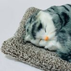 ⁦لعبة قطة نائمة نسخه حقيقية على مخدة، صوت مياااو بالضغط⁩ - الصورة ⁦4⁩