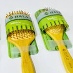 ⁦مشط مقبض خشبي لتصفيف الشعر من حلا ، خشبي كامل / اسود بلاستيك /  اسنان حديد⁩ - الصورة ⁦2⁩