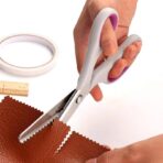 ⁦مقص ستانستيل قص مشرشر زاوية درجة اولى للورق المقوى والاشغال الحرفية واليدوية⁩ - الصورة ⁦2⁩