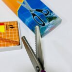 ⁦مقص ستانستيل قص مشرشر زاوية درجة اولى للورق المقوى والاشغال الحرفية واليدوية⁩ - الصورة ⁦5⁩