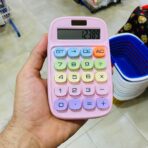 ⁦الة حاسبة عمليات بسيطة طاقة شمسية و بطارية،  لون وردي كيوت بناتي⁩ - الصورة ⁦2⁩