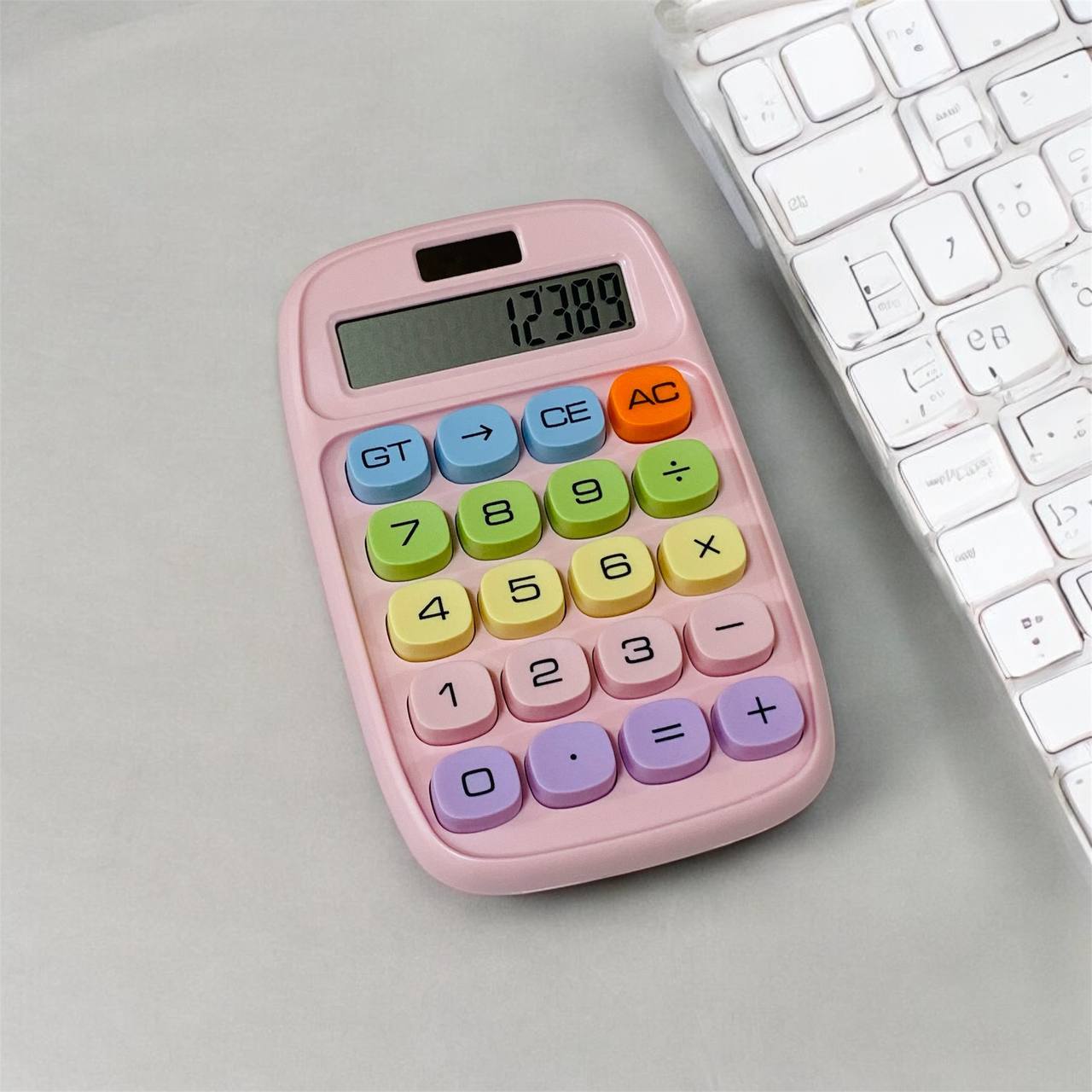 photo_2_2025-05-21_15-34-02 الة حاسبة عمليات بسيطة طاقة شمسية و بطارية، لون وردي كيوت بناتي - الصورة 1