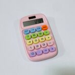 ⁦الة حاسبة عمليات بسيطة طاقة شمسية و بطارية،  لون وردي كيوت بناتي⁩ - الصورة ⁦4⁩