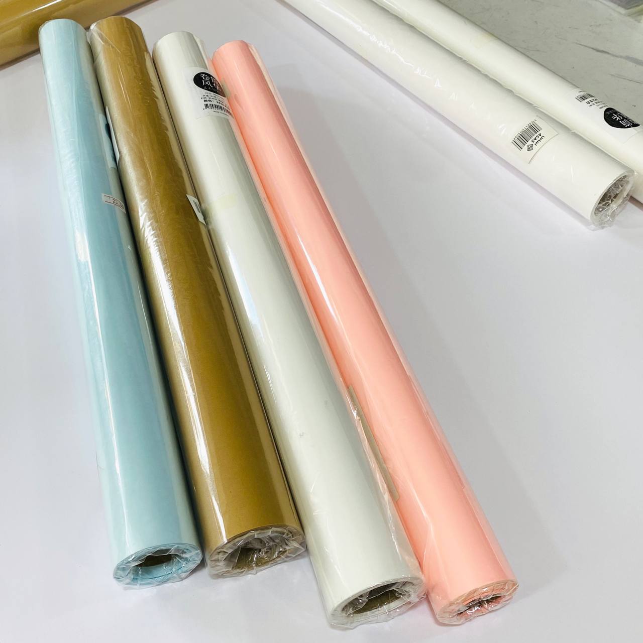 photo_1_2025-06-12_15-19-21 رول تغليف بتات وهدايا ورقي 4 الوان ، طول 7.3 متر عرض 58 سم - الصورة 1
