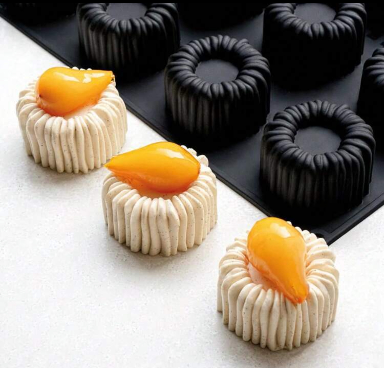 IMG_7081 قالب سيلكون مكون من 12 بشكل اسطواني مناسب لصنع الكيك ومحلبية والجيلي والحلويات ويحتمل الحرارة WFHM77 - الصورة 1