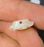 ⁦مجموعة ورد بلاستيك مخروم لصناعة الاكسسوارات والديكور 100 جرام، لون لؤلؤ ابيض وسكري⁩ - الصورة ⁦2⁩