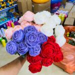 ⁦مجموعة ورد جوري صناعي شبيه الطبيعي، 7 وردات مع اوراق⁩ - الصورة ⁦2⁩