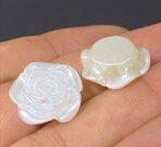 ⁦مجموعة ورد بلاستيك مخروم لصناعة الاكسسوارات والديكور 100 جرام، لون لؤلؤ ابيض وسكري⁩ - الصورة ⁦3⁩