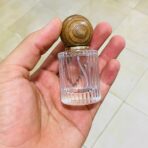 ⁦عبوة عطر زجاجية فارغة تصميم راقي 30 مل غطاء خشبي⁩ - الصورة ⁦2⁩