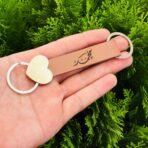 ⁦ميدالية مفاتيح جلد منقوش عليها الاسم⁩ - الصورة ⁦3⁩