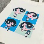 ⁦حقيبة توت باق فتيات القوة لون ابيض مع سوستة - مناسبة للدورات والكلية⁩ - الصورة ⁦5⁩