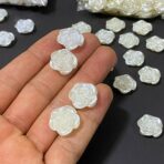 مجموعة ورد بلاستيك مخروم لصناعة الاكسسوارات والديكور 100 جرام، لون لؤلؤ ابيض وسكري