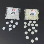 ⁦مجموعة ورد بلاستيك مخروم لصناعة الاكسسوارات والديكور 100 جرام، لون لؤلؤ ابيض وسكري⁩ - الصورة ⁦4⁩