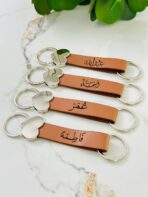 ⁦ميدالية مفاتيح جلد منقوش عليها الاسم⁩ - الصورة ⁦2⁩