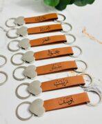 ⁦ميدالية مفاتيح جلد منقوش عليها الاسم⁩ - الصورة ⁦4⁩