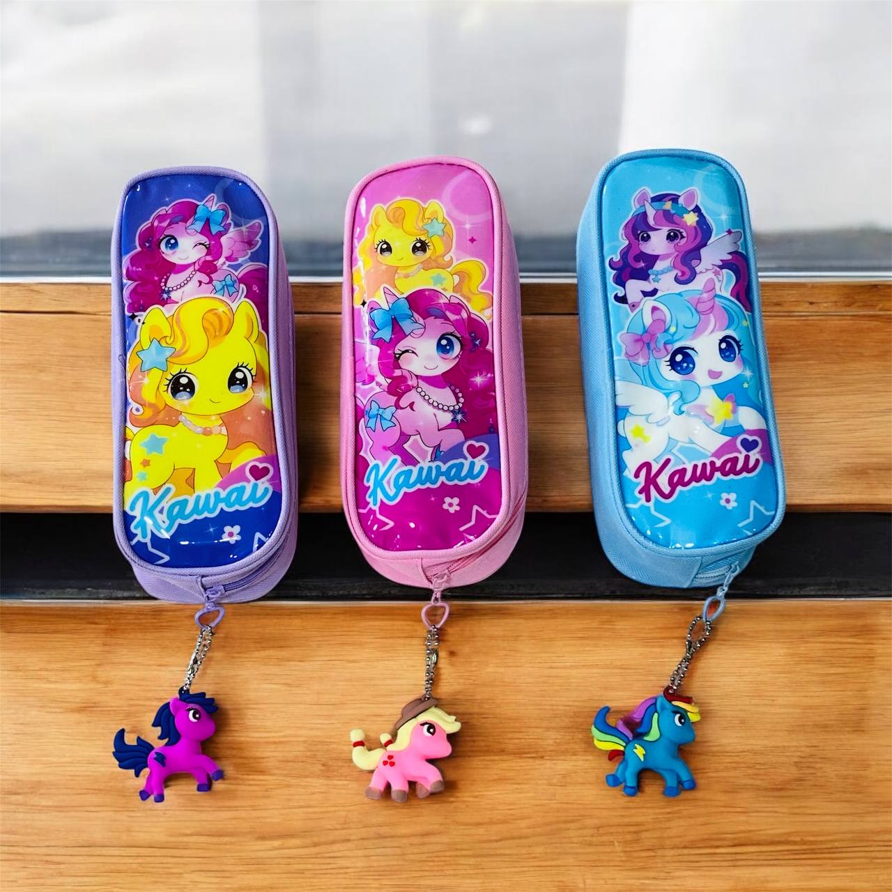 photo_1_2025-08-04_13-05-14 مقلمة ادوات مدرسية يونيكورن مع ميدالية 2 جيب - الصورة 1