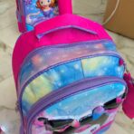 ⁦حقيبة مدرسية مناسبة صف اول / روضة مع مقلمة رسومات : كيرومي - ايلسا - صوفيا⁩ - الصورة ⁦3⁩