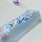 ⁦مقلمة شفافة كيرومي مع ميدالية بـ 3 ألوان تصميم جميل⁩ - الصورة ⁦7⁩