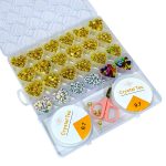 طقم صنع اكسسورات وأساور بناتية بالحروف ذهبية وبيضاء مع مقص و 2 بكرات سلك