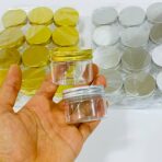 ⁦دستة علب 12 علبة 50 مل لون فضي / ذهبي متعددة الاستعمال مع اسفنج لحفظ المنتج عن الهواء اطول فترة⁩ - الصورة ⁦3⁩