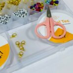 ⁦طقم صنع اكسسورات وأساور بناتية بالحروف ذهبية وبيضاء مع مقص و 2 بكرات سلك⁩ - الصورة ⁦3⁩