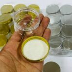 ⁦دستة علب 12 علبة 50 مل لون فضي / ذهبي متعددة الاستعمال مع اسفنج لحفظ المنتج عن الهواء اطول فترة⁩ - الصورة ⁦2⁩